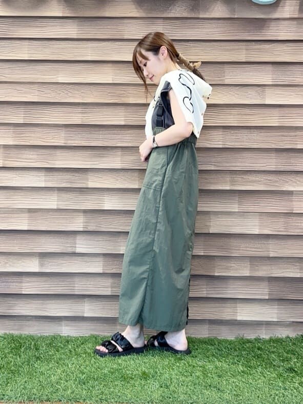 ホワイト系のカーディガン/ボレロ、グレー系のTシャツ/カットソー、グリーン系のワンピースを着用したレディースの夏コーディネートの2枚目の写真