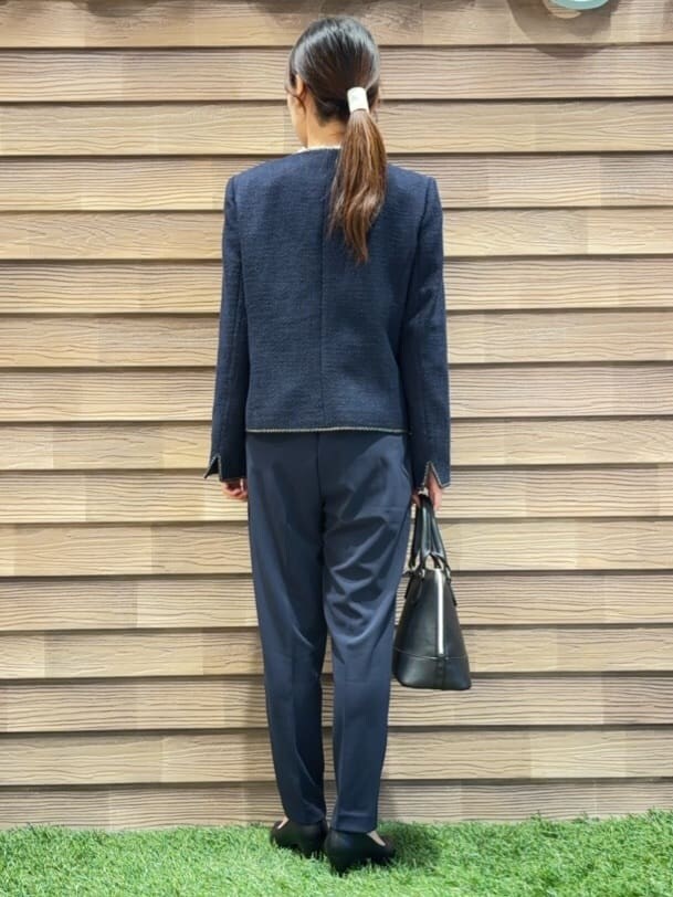 ブルー系のノーカラージャケット、ホワイト系のシャツ/ブラウス、ブルー系のその他パンツを着用したレディースの冬コーディネートの3枚目の写真