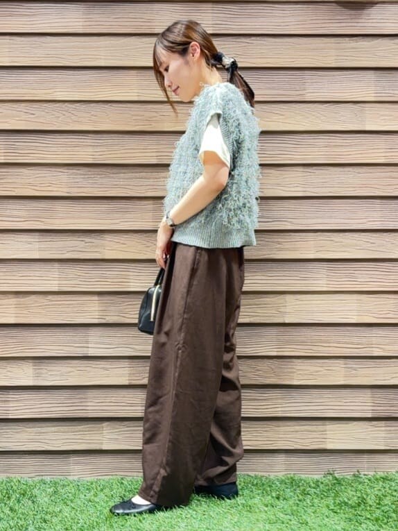 グリーン系のベスト、ホワイト系のTシャツ/カットソー、ブラウン系のその他パンツを着用したレディースの秋コーディネートの2枚目の写真