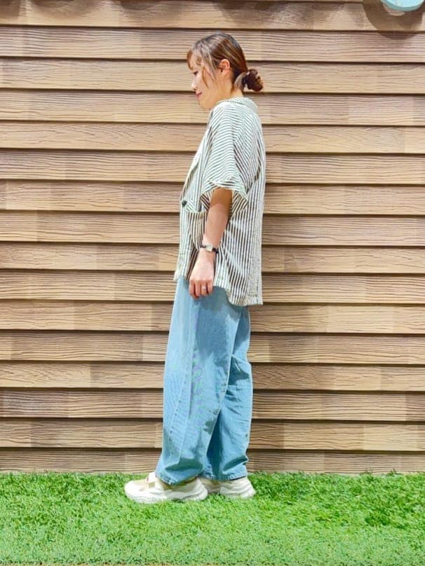 ブルー系のテーラードジャケット、ホワイト系のTシャツ/カットソー、ブルー系のデニムパンツを着用したレディースの春コーディネートの2枚目の写真
