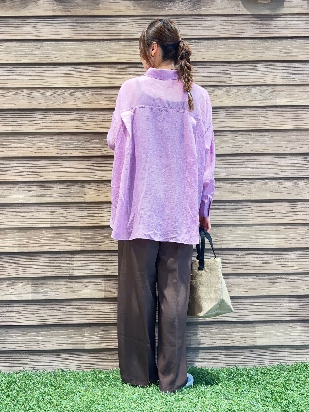 ピンク系のシャツ/ブラウス、ブラウン系のその他パンツ、ベージュ系のパンプスを着用したレディースの春コーディネートの3枚目の写真