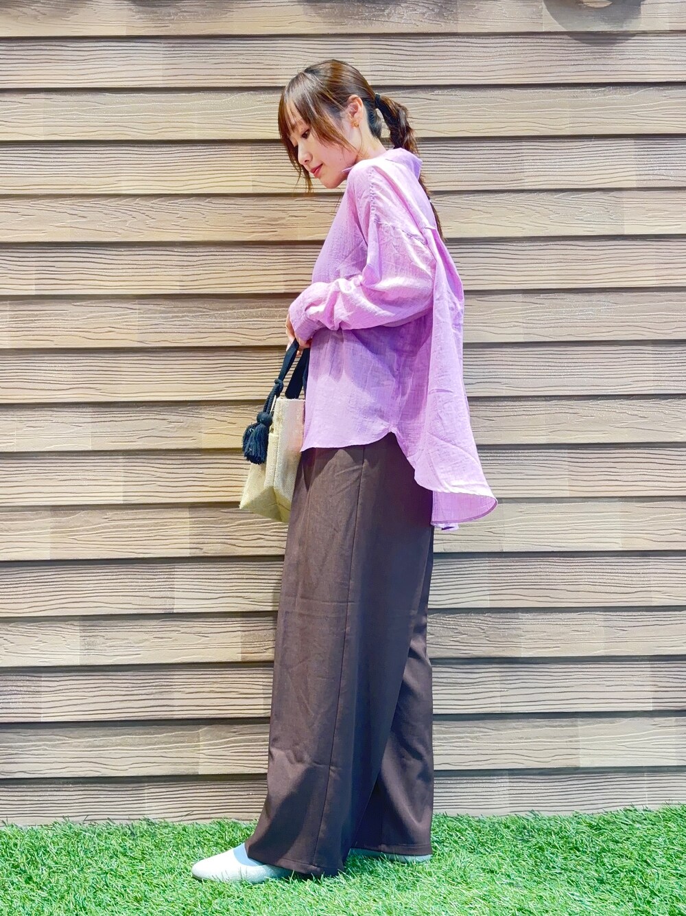 ピンク系のシャツ/ブラウス、ブラウン系のその他パンツ、ベージュ系のパンプスを着用したレディースの春コーディネートの2枚目の写真