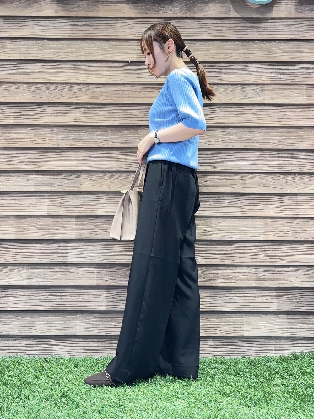 ブルー系のニット/セーター、ブラック系のその他パンツ、ブラウン系のその他シューズを着用したレディースの夏コーディネートの2枚目の写真