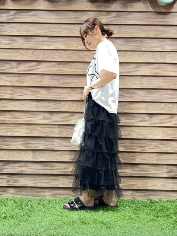 ホワイト系のTシャツ/カットソー、ブラック系のスカート、ホワイト系のショルダーバッグを着用したレディースの夏コーディネートの2枚目の写真