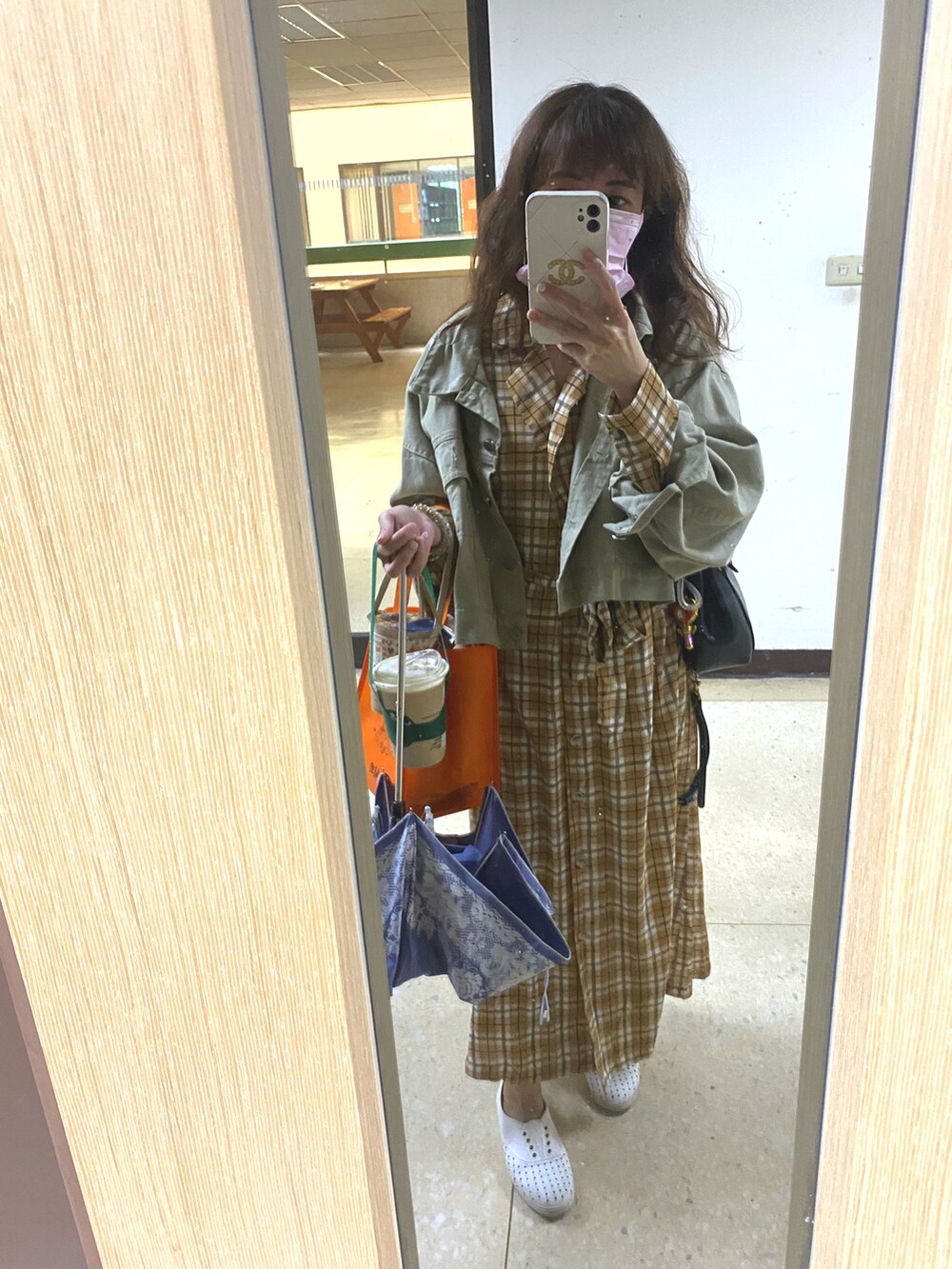 その他のシャツワンピース、グリーン系のブルゾン、ブラック系のバックパック/リュックを着用したレディースの春コーディネートの2枚目の写真