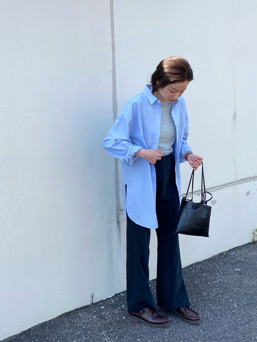 ブラウン系のドレスシューズ、ブラック系のショルダーバッグ、ブラック系のその他パンツを着用したレディースの春コーディネートの2枚目の写真