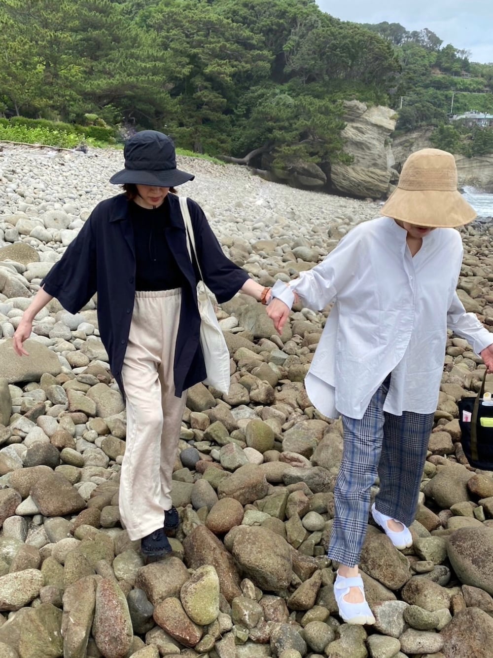 グレー系のその他パンツ、ブラック系のサンダル、ブラック系のTシャツ/カットソーを着用したレディースの夏コーディネートの2枚目の写真