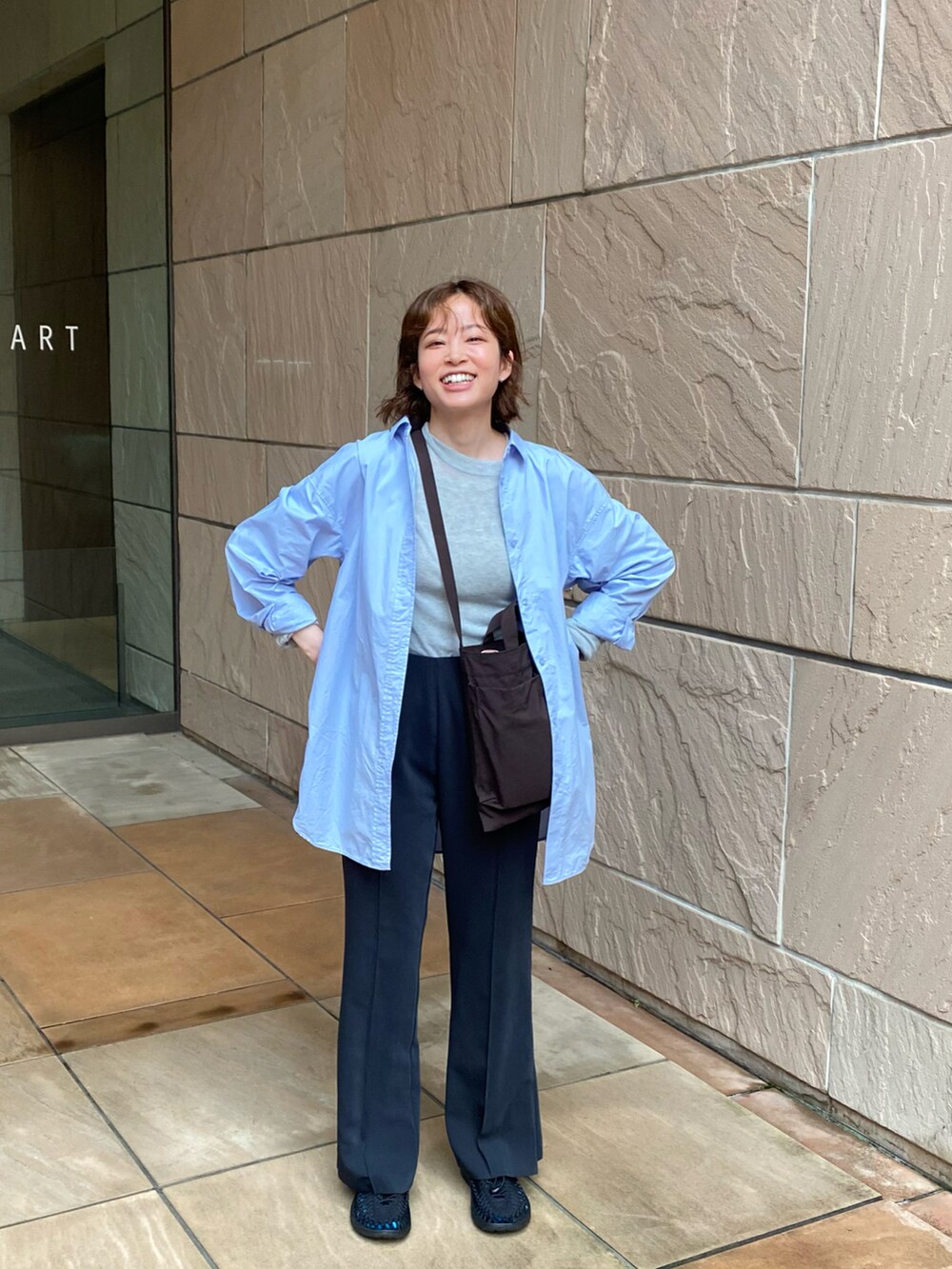 ブラック系のサンダル、ブラック系のその他パンツ、ブルー系のシャツ/ブラウスを着用したレディースの夏コーディネートの2枚目の写真