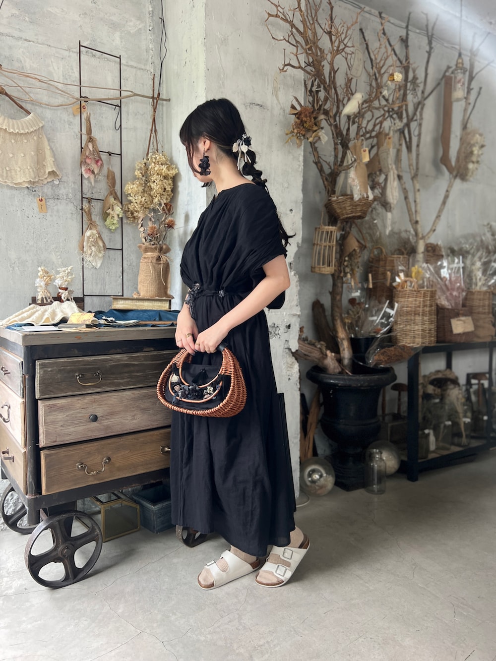 ベージュ系のジャケット/アウター、ブラック系のかごバッグ、ブラック系のブローチ/コサージュを着用したレディースの秋コーディネートの2枚目の写真