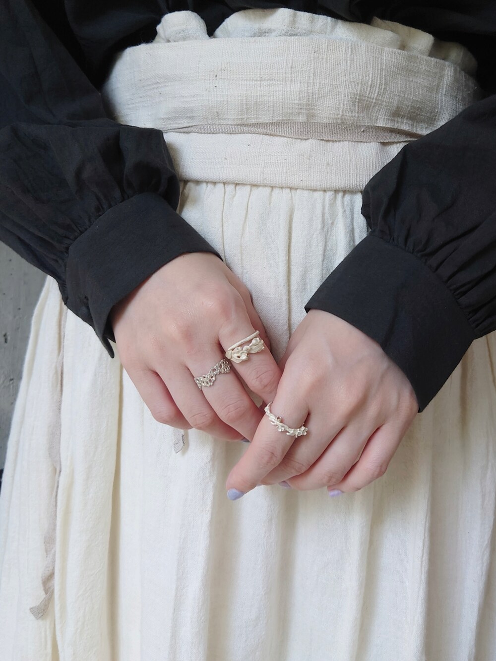 その他のスカート、ブラック系のシャツ/ブラウス、ホワイト系のブローチ/コサージュを着用したレディースの秋コーディネートの3枚目の写真