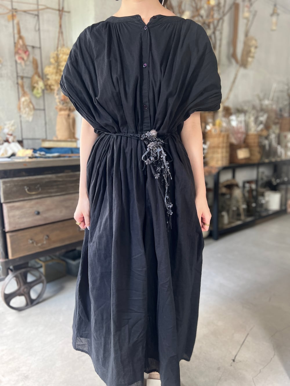 ベージュ系のジャケット/アウター、ブラック系のかごバッグ、ブラック系のブローチ/コサージュを着用したレディースの秋コーディネートの3枚目の写真