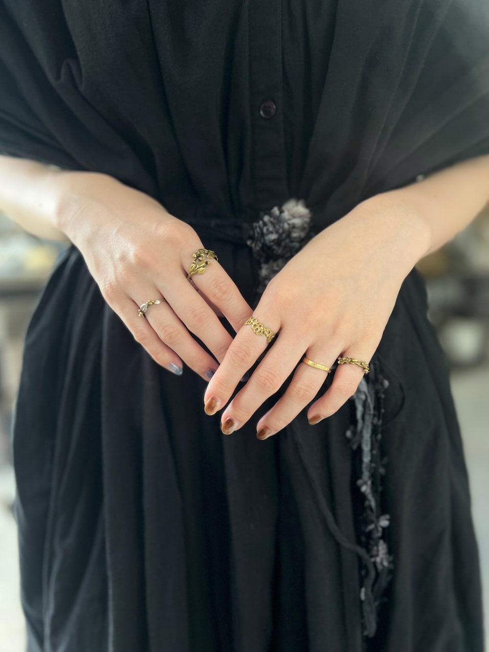 ベージュ系のジャケット/アウター、ブラック系のかごバッグ、ブラック系のブローチ/コサージュを着用したレディースの秋コーディネートの4枚目の写真