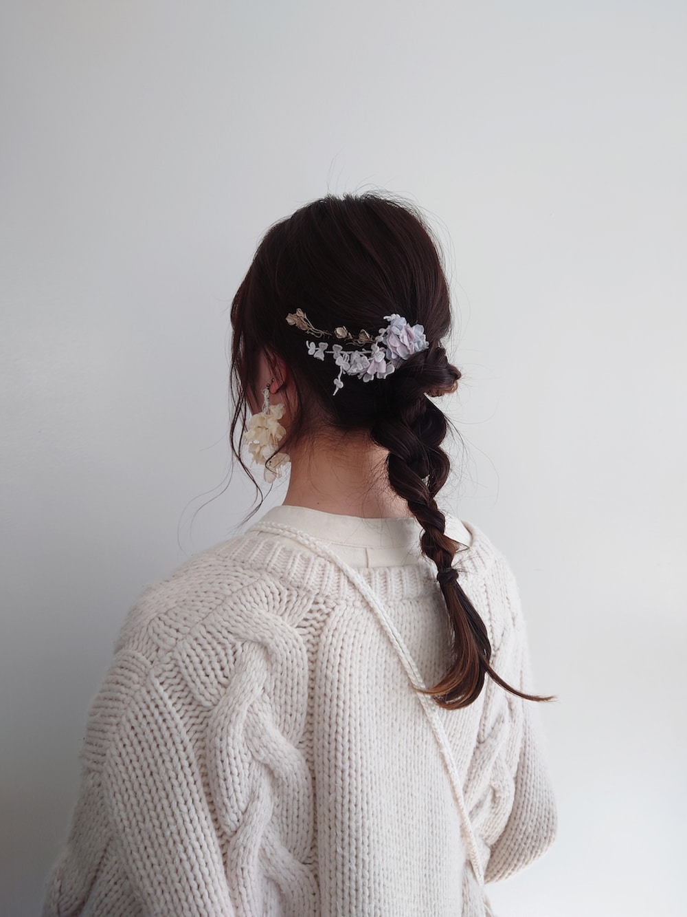 ホワイト系のショルダーバッグ、ホワイト系のカーディガン/ボレロ、ホワイト系のワンピースを着用したレディースの春コーディネートの2枚目の写真