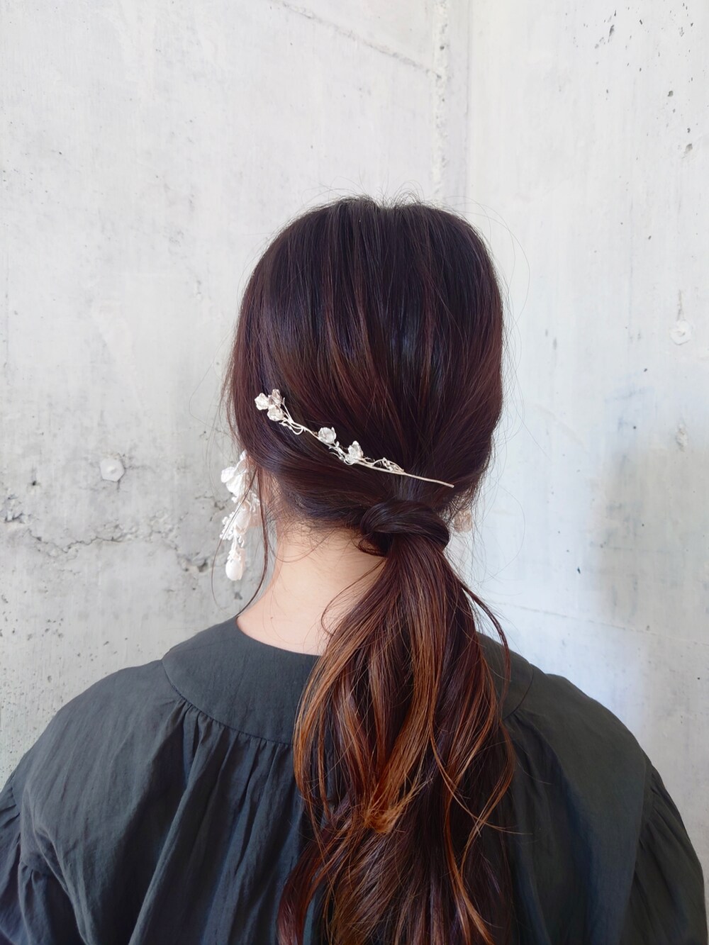 その他のスカート、ブラック系のシャツ/ブラウス、ホワイト系のブローチ/コサージュを着用したレディースの秋コーディネートの2枚目の写真