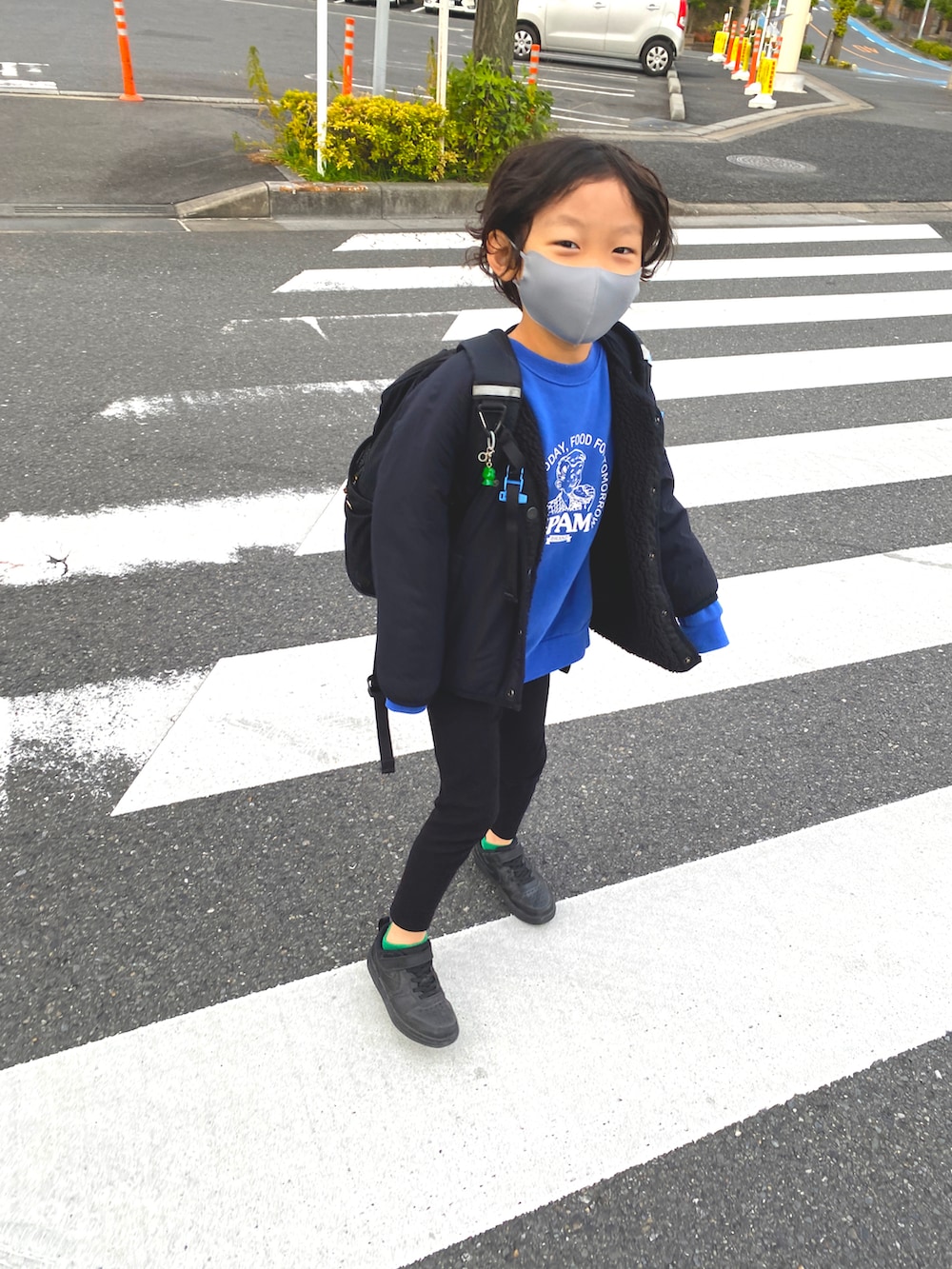 「キッズファッション、スウェット、カジュアルコーデ、男の子コーデ、6歳、THE NORTH FACE」｜「NIKEのNIKE ナイキ COURT BOROUGH LOW 2 PSV キッズスニーカー(コートバーロウLOW2PSV) BQ5451 001（スニーカー、ブラック系）」を使った、y .さん（キッズ・130cm）の秋コーディネートの2枚目の写真