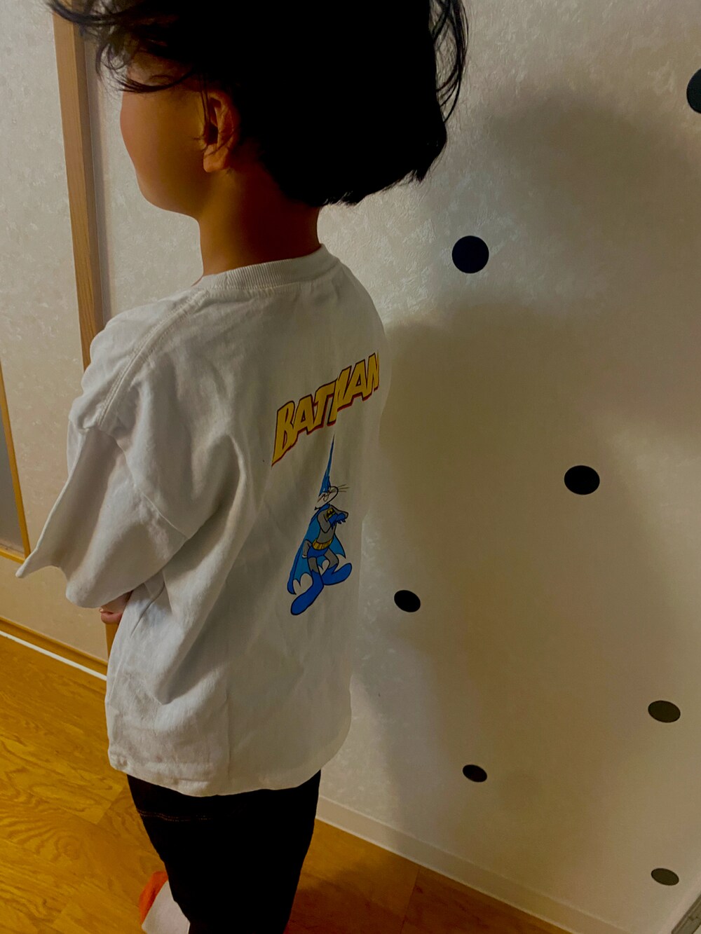 ホワイト系のTシャツ/カットソー、ブルー系のパンツを着用したキッズの春コーディネートの3枚目の写真