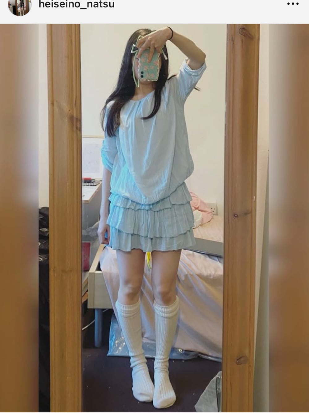 「フリル、フリルトップス、ゴールド、ロンドン、古着、ロンドンガール」｜「PRIMARKのアイテム（ブーティ、ホワイト系）」を使った、夏ノ月heiseino_natsuさん（レディース・153cm）の冬コーディネートの2枚目の写真