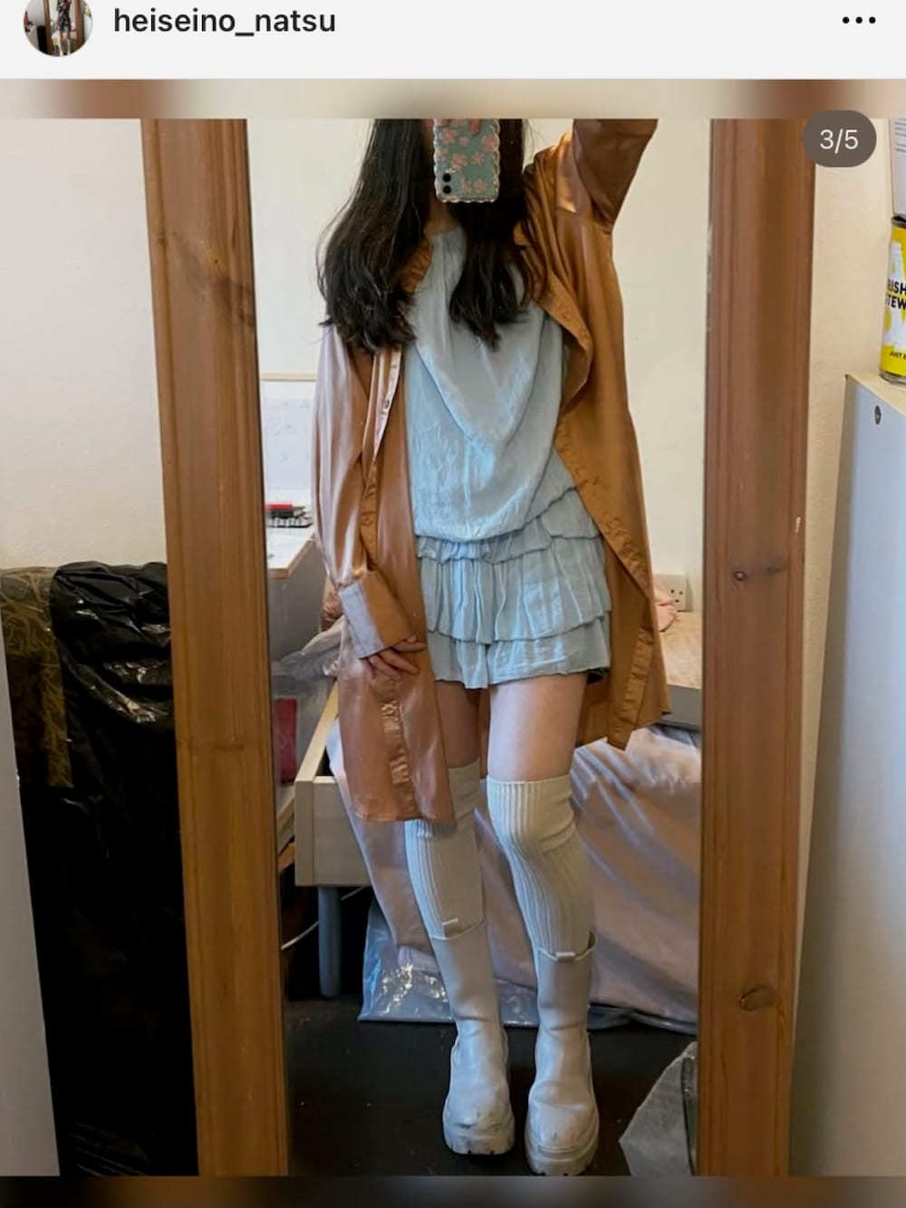 「フリル、フリルトップス、ゴールド、ロンドン、古着、ロンドンガール」｜「PRIMARKのアイテム（ブーティ、ホワイト系）」を使った、夏ノ月heiseino_natsuさん（レディース・153cm）の冬コーディネートの3枚目の写真