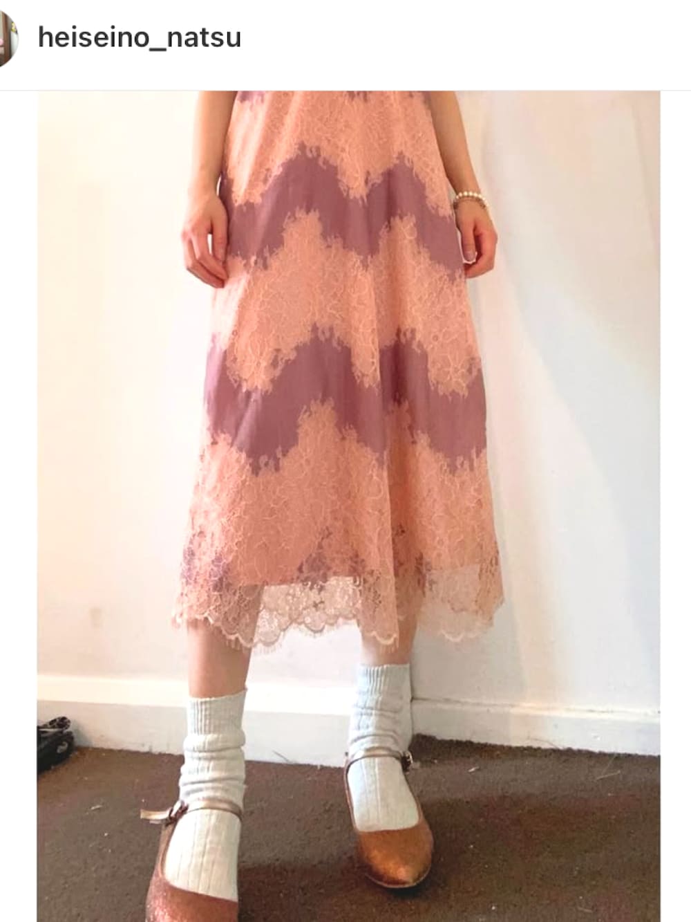 「レースワンピース、シアートップス、シアーシャツ、ゴールドパンプス、メリージェーンパンプス、メリージェーン、ロンドン、古着」｜「ZARAのアイテム（ワンピース、ピンク系）」を使った、夏ノ月heiseino_natsuさん（レディース・153cm）の冬コーディネートの2枚目の写真