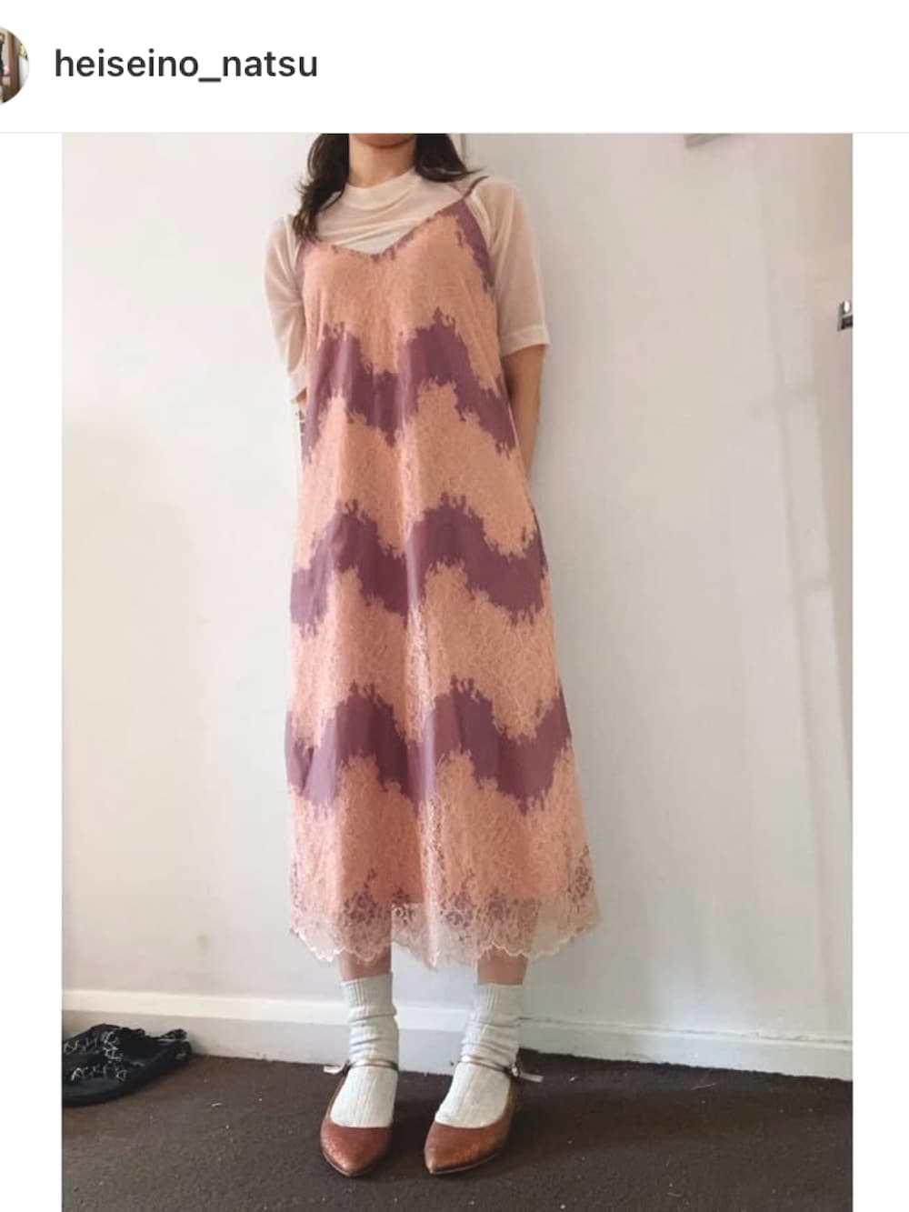 「レースワンピース、シアートップス、シアーシャツ、ゴールドパンプス、メリージェーンパンプス、メリージェーン、ロンドン、古着」｜「ZARAのアイテム（ワンピース、ピンク系）」を使った、夏ノ月heiseino_natsuさん（レディース・153cm）の冬コーディネートの3枚目の写真