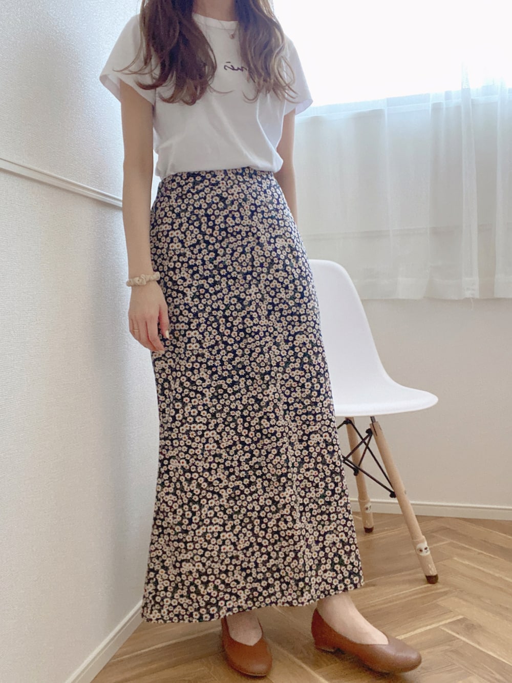 ブルー系のスカート、ホワイト系のTシャツ/カットソー、ブラック系のパンプスを着用したレディースの春コーディネートの4枚目の写真