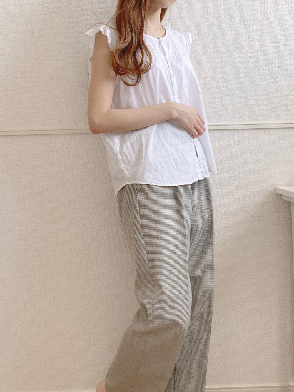 グレー系のスラックス、ホワイト系のその他を着用したレディースの夏コーディネートの2枚目の写真