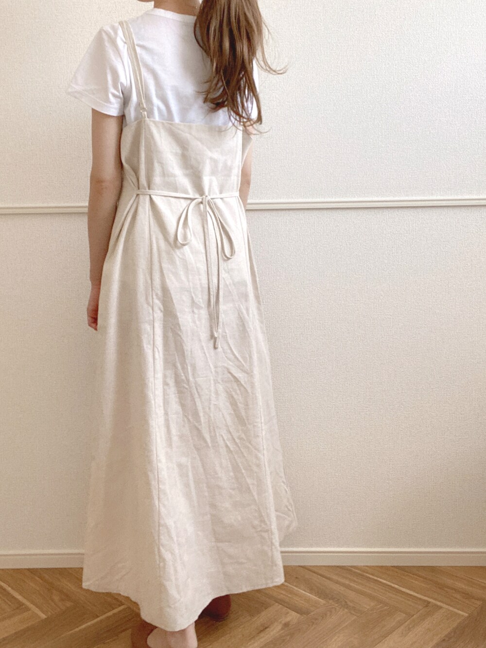 ホワイト系のサロペット/オーバーオール、ブラック系のパンプス、ホワイト系のTシャツ/カットソーを着用したレディースの夏コーディネートの4枚目の写真