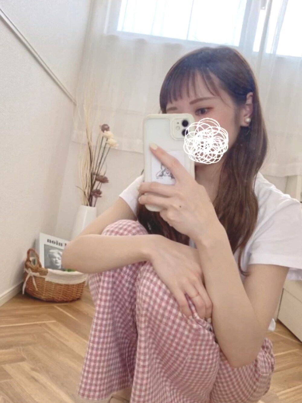 ホワイト系のTシャツ/カットソー、ピンク系のその他パンツ、ベージュ系のサンダルを着用したレディースの夏コーディネートの3枚目の写真