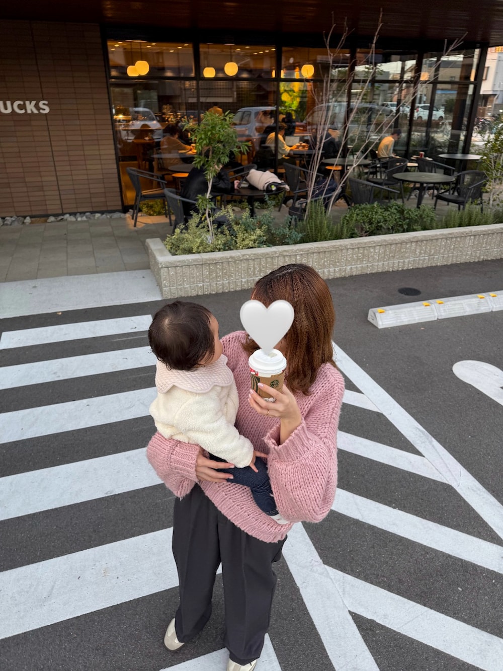 グレー系のその他パンツ、ピンク系のニット/セーターを着用したレディースの冬コーディネートの2枚目の写真