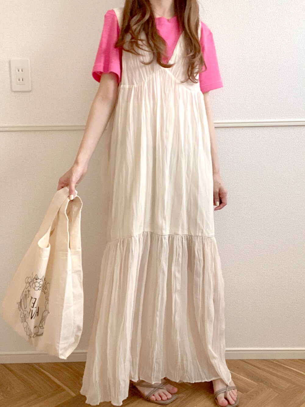 ピンク系のTシャツ/カットソー、ホワイト系のワンピース、ベージュ系のサンダルを着用したレディースの夏コーディネートの2枚目の写真