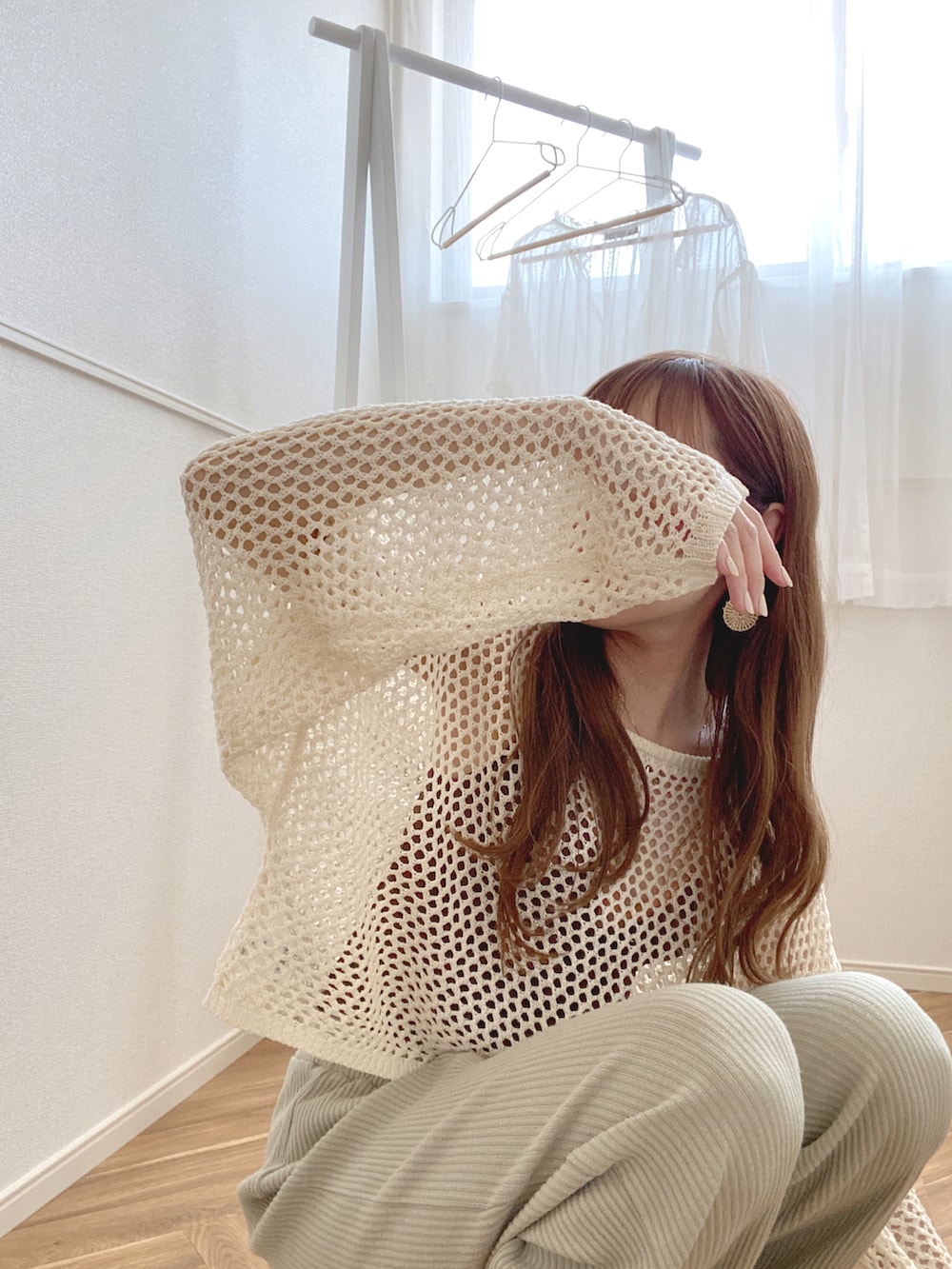 グリーン系のその他パンツ、ホワイト系のニット/セーター、ベージュ系のサンダルを着用したレディースの夏コーディネートの2枚目の写真