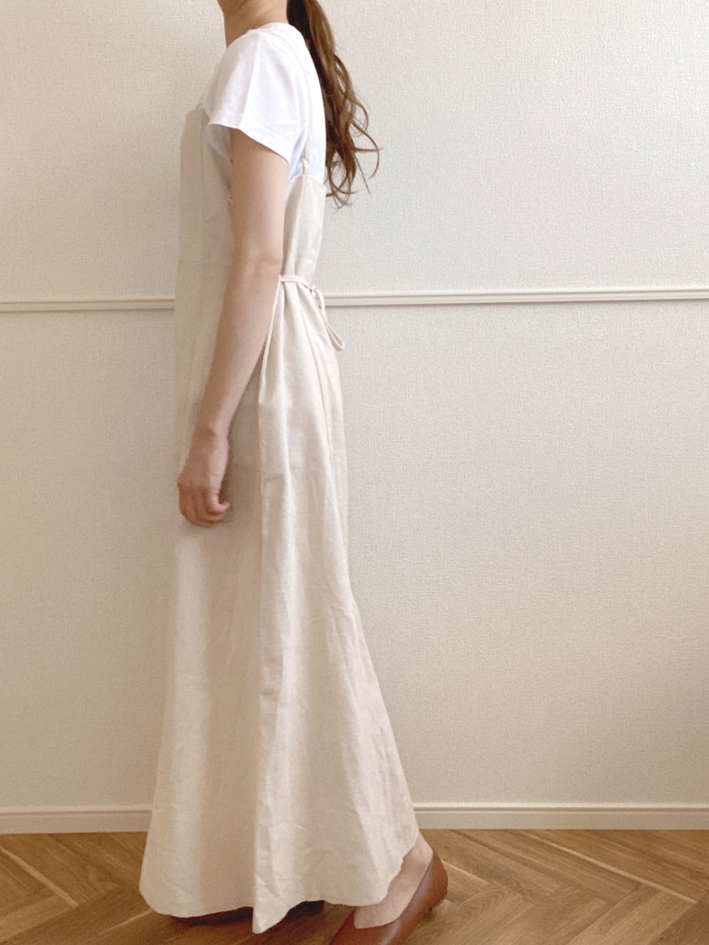 ホワイト系のサロペット/オーバーオール、ブラック系のパンプス、ホワイト系のTシャツ/カットソーを着用したレディースの夏コーディネートの3枚目の写真