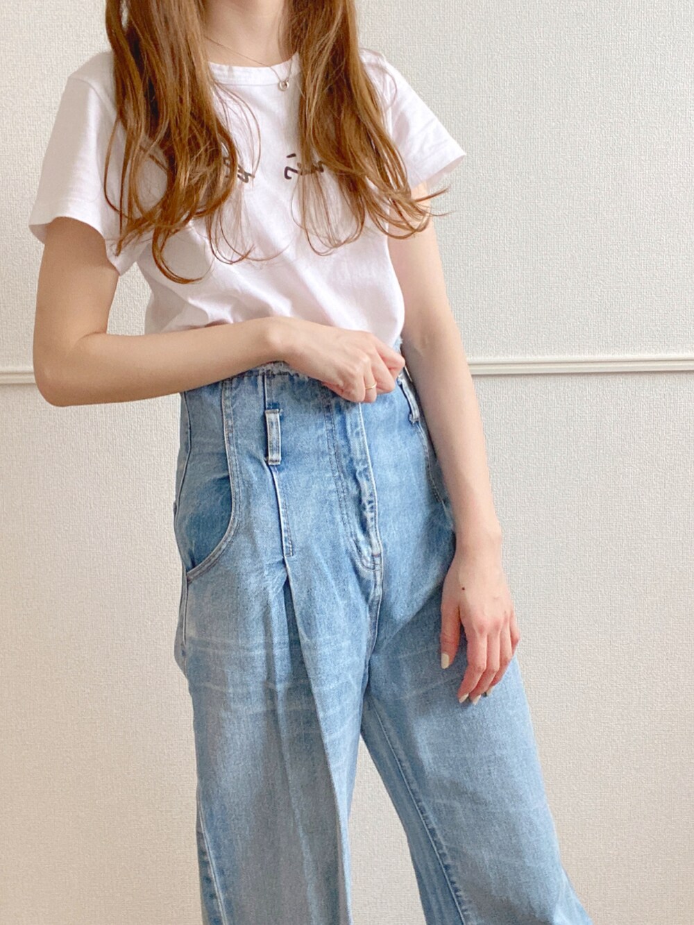 ホワイト系のTシャツ/カットソー、ブルー系のデニムパンツ、ブラック系のバレエシューズを着用したレディースの夏コーディネートの2枚目の写真