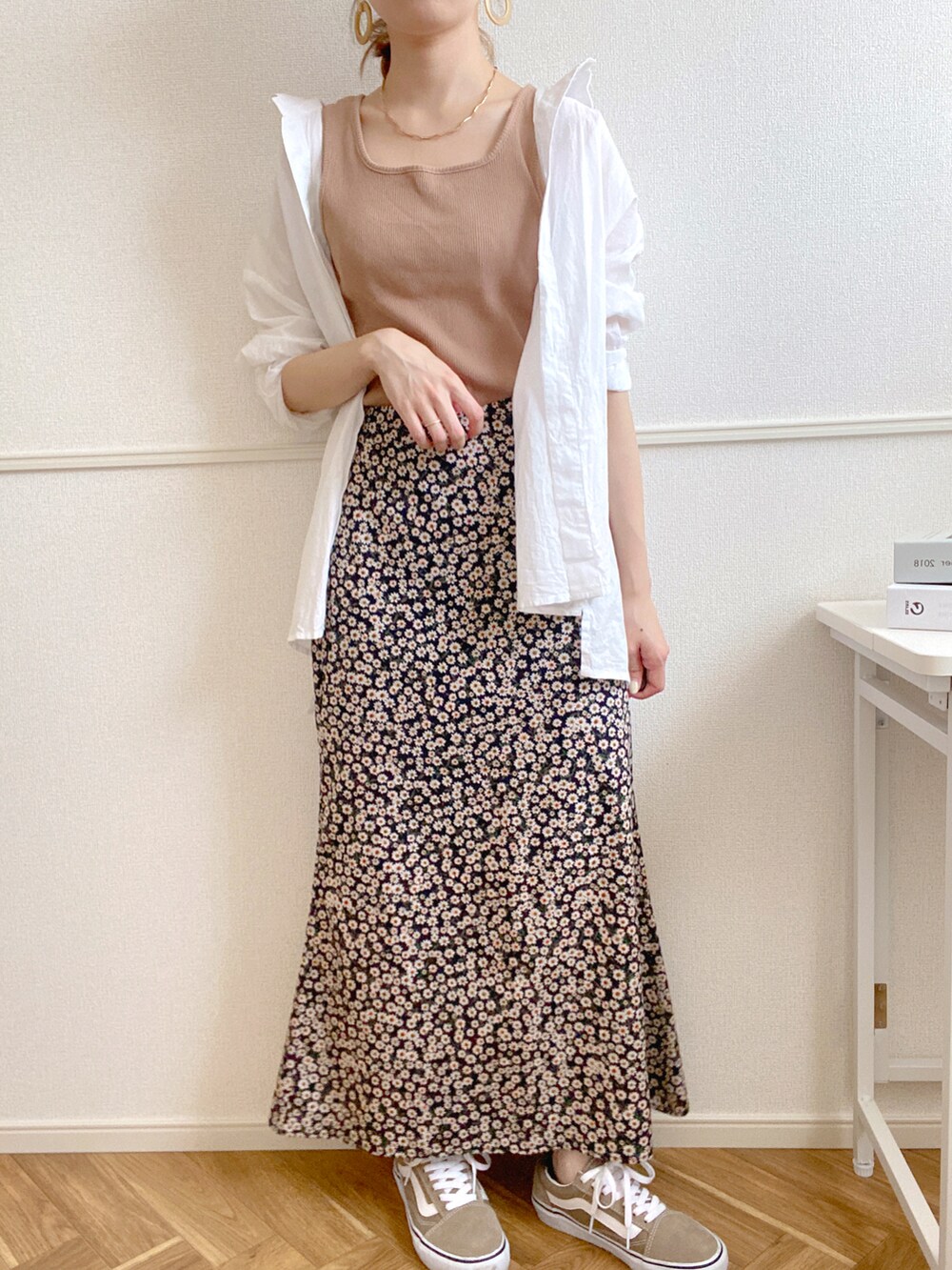 ベージュ系のタンクトップ、ホワイト系のシャツ/ブラウス、ブルー系のスカートを着用したレディースの夏コーディネートの2枚目の写真