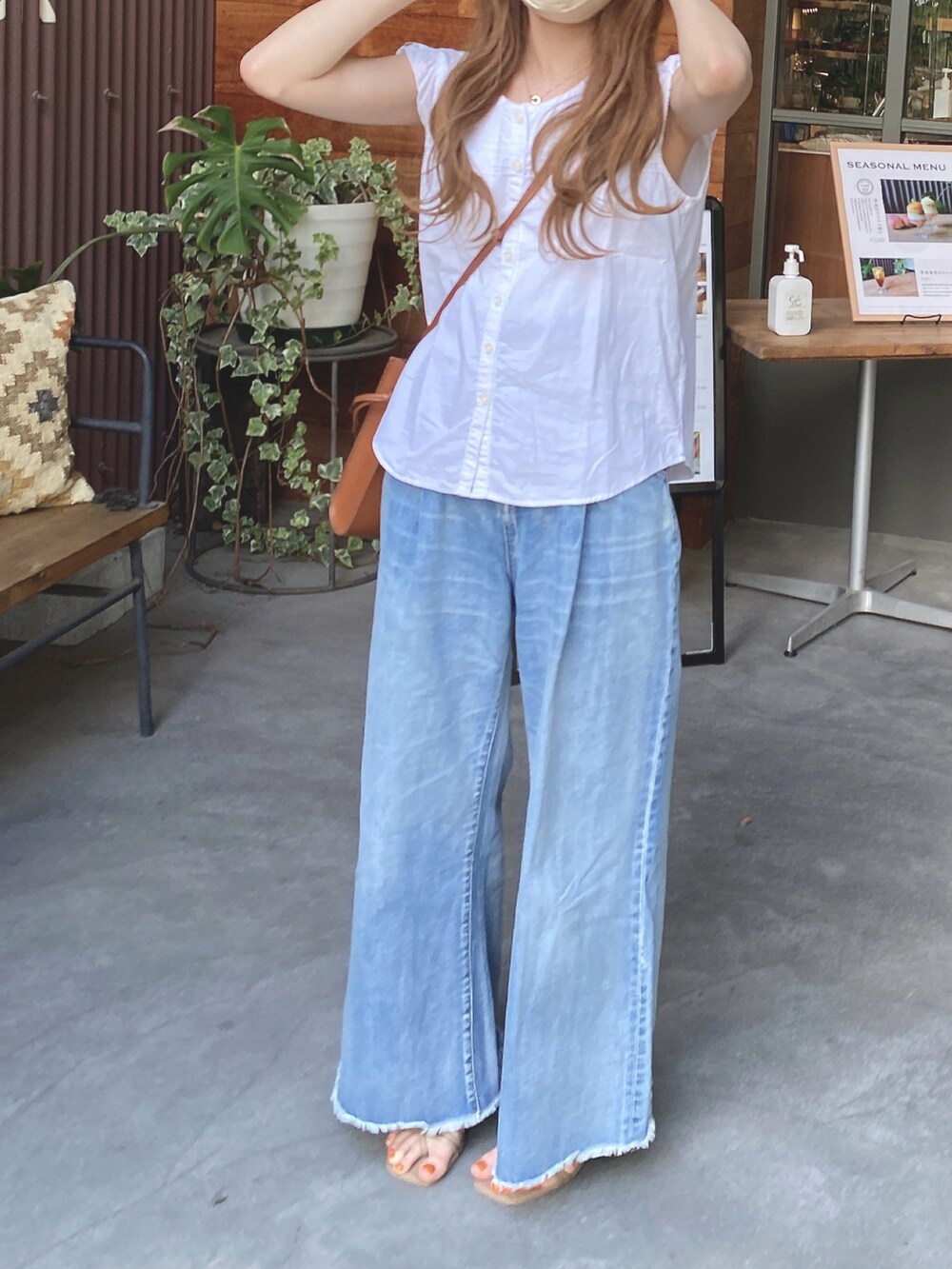 ブルー系のデニムパンツ、ホワイト系のその他を着用したレディースの夏コーディネートの2枚目の写真