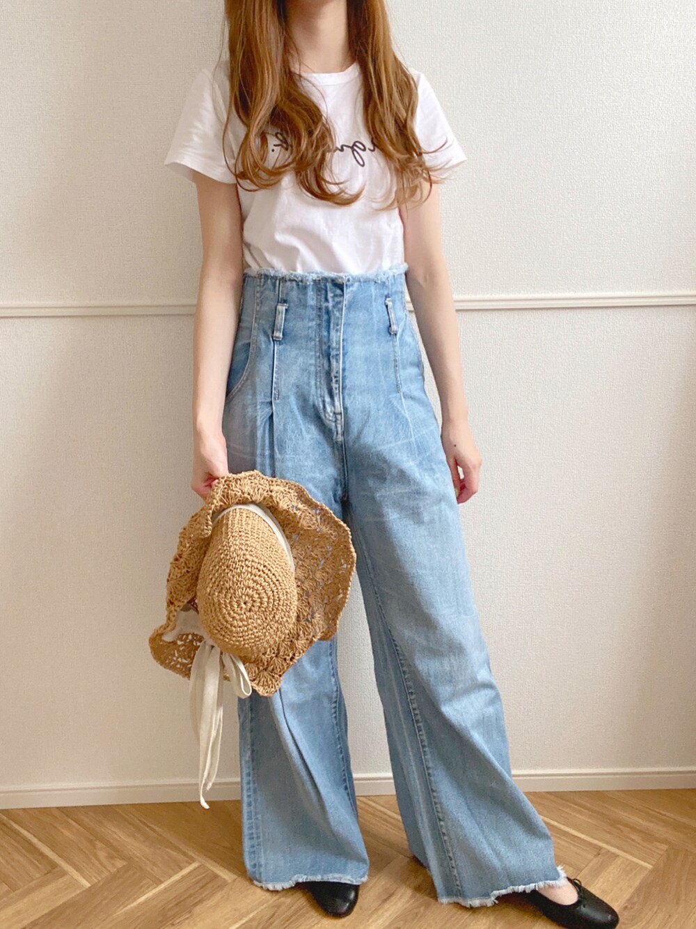 ホワイト系のTシャツ/カットソー、ブルー系のデニムパンツ、ブラック系のバレエシューズを着用したレディースの夏コーディネートの3枚目の写真