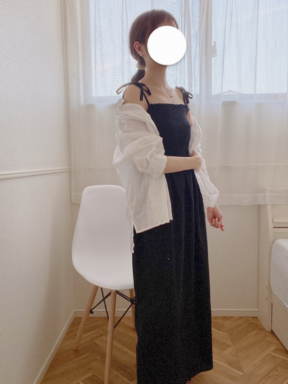 ホワイト系のシャツ/ブラウスを着用したレディースの春コーディネートの2枚目の写真