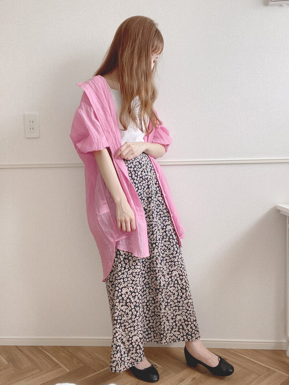 ブラック系のバレエシューズ、ブルー系のスカート、ピンク系のシャツ/ブラウスを着用したレディースの夏コーディネートの2枚目の写真