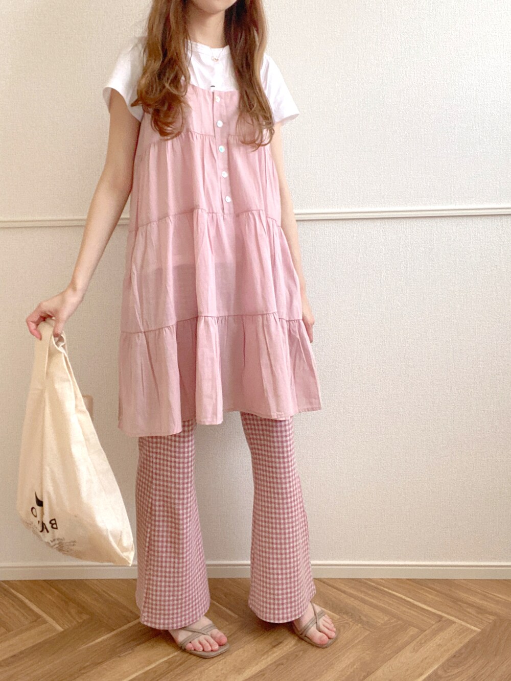 ホワイト系のTシャツ/カットソー、ピンク系のワンピース、ピンク系のその他パンツを着用したレディースの夏コーディネートの2枚目の写真
