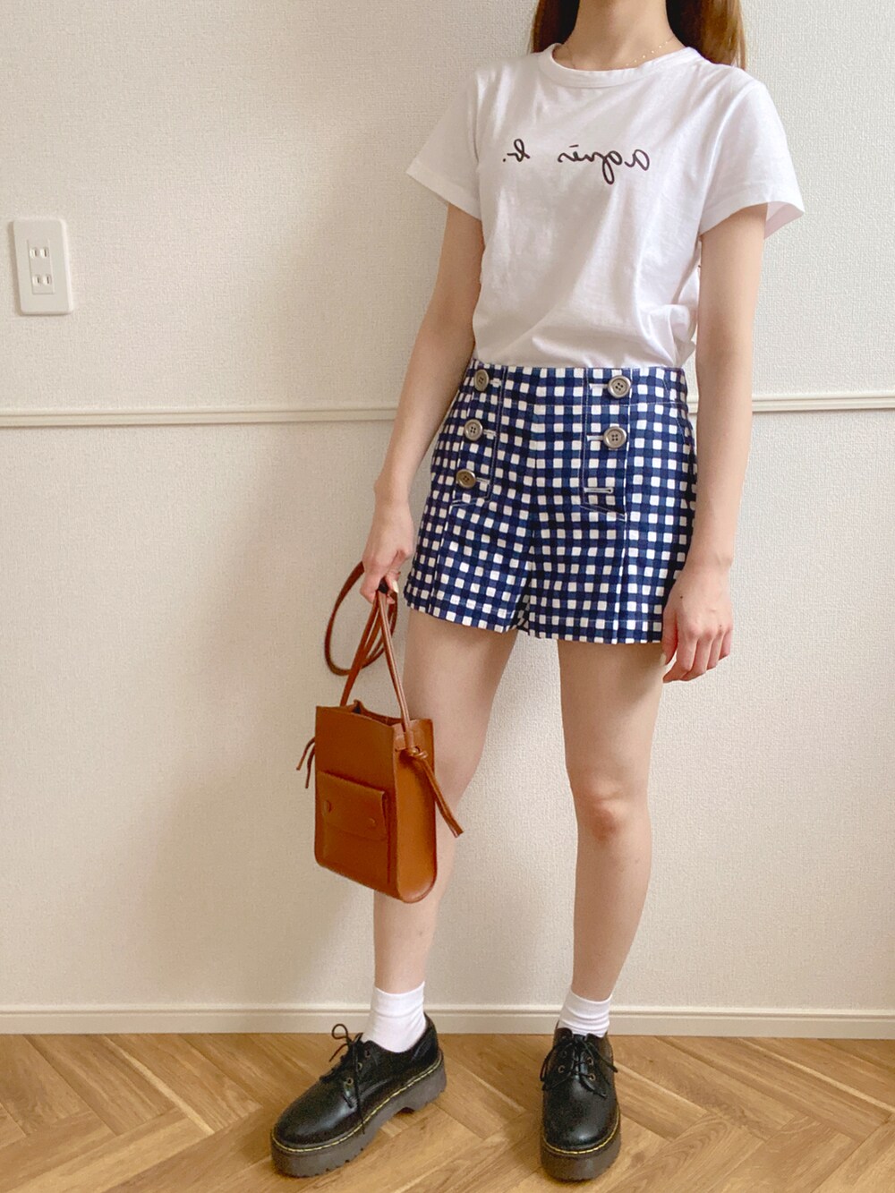 ホワイト系のTシャツ/カットソー、その他のその他シューズ、その他のパンツを着用したレディースの夏コーディネートの2枚目の写真