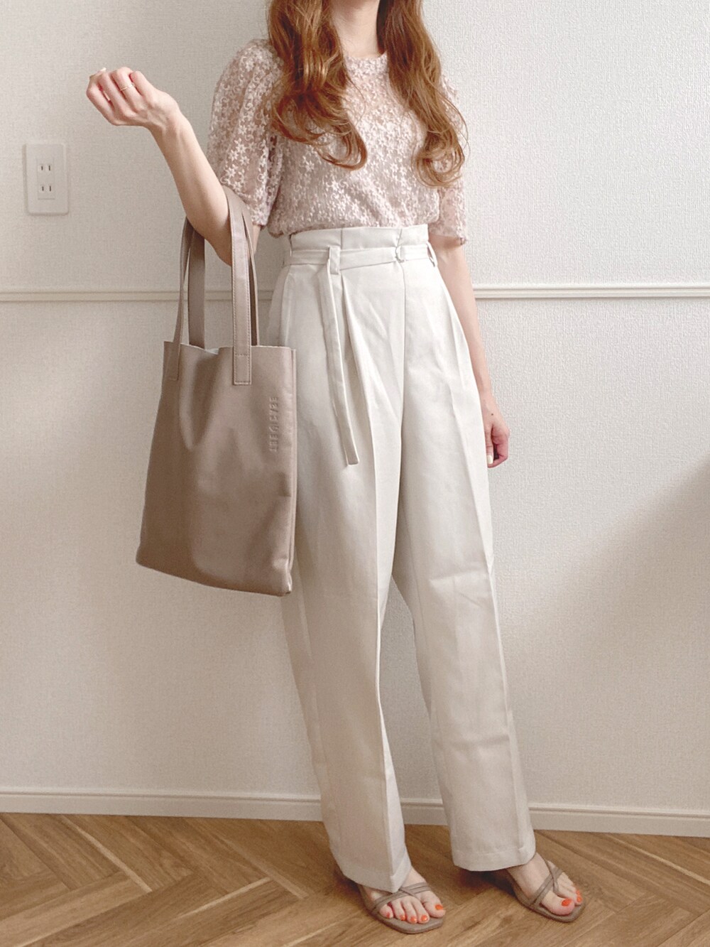 ベージュ系のTシャツ/カットソー、ホワイト系のその他パンツ、ホワイト系のキャミソールを着用したレディースの夏コーディネートの2枚目の写真
