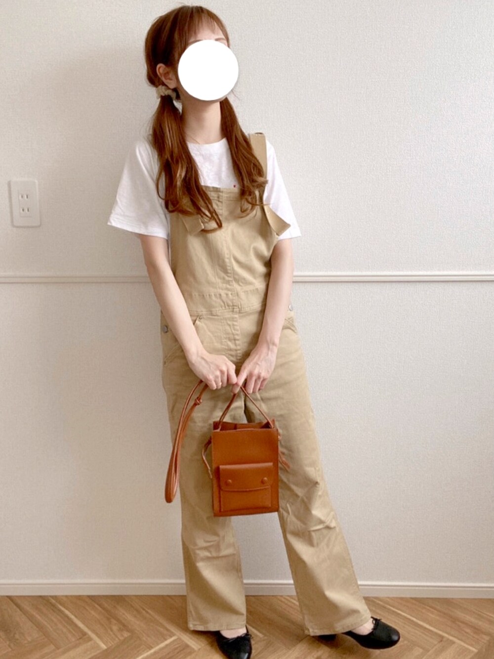 ベージュ系のオールインワン・サロペット、ブラック系のバレエシューズ、ホワイト系のTシャツ/カットソーを着用したレディースの夏コーディネートの2枚目の写真