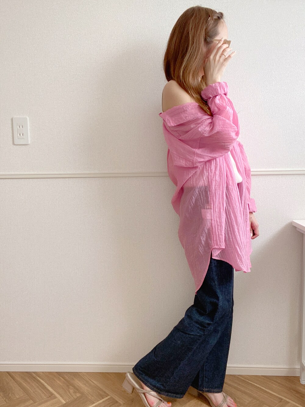 ピンク系のシャツ/ブラウス、ホワイト系のキャミソール、ブルー系のデニムパンツを着用したレディースの夏コーディネートの2枚目の写真