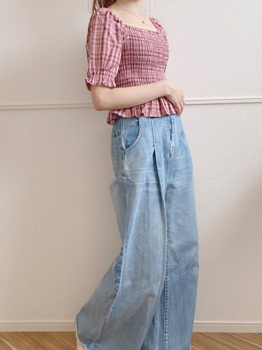 ブルー系のデニムパンツ、ピンク系のシャツ/ブラウス、ホワイト系のその他を着用したレディースの夏コーディネートの2枚目の写真