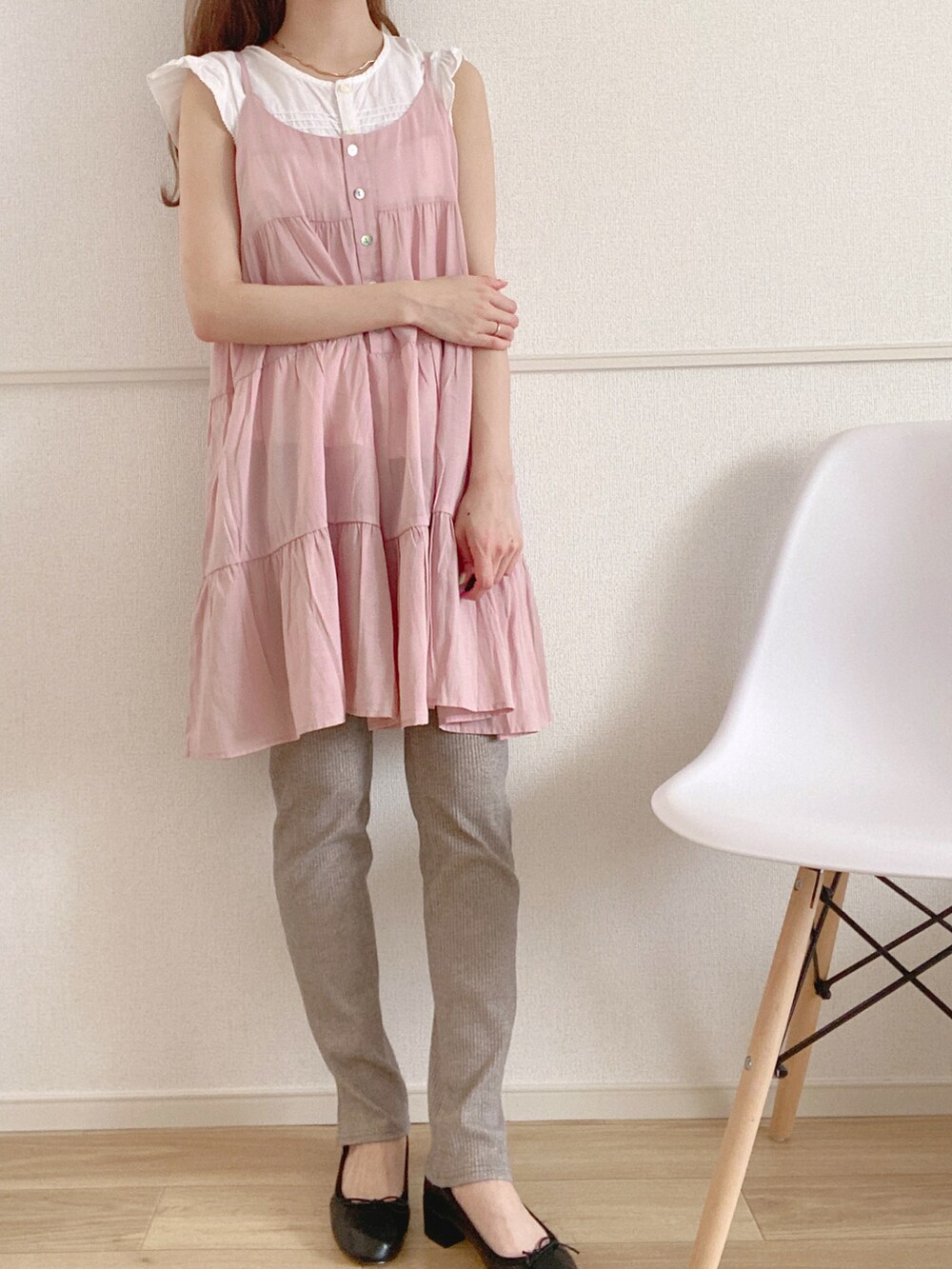 ブラック系のバレエシューズ、ブラウン系のその他パンツ、ピンク系のワンピースを着用したレディースの夏コーディネートの2枚目の写真