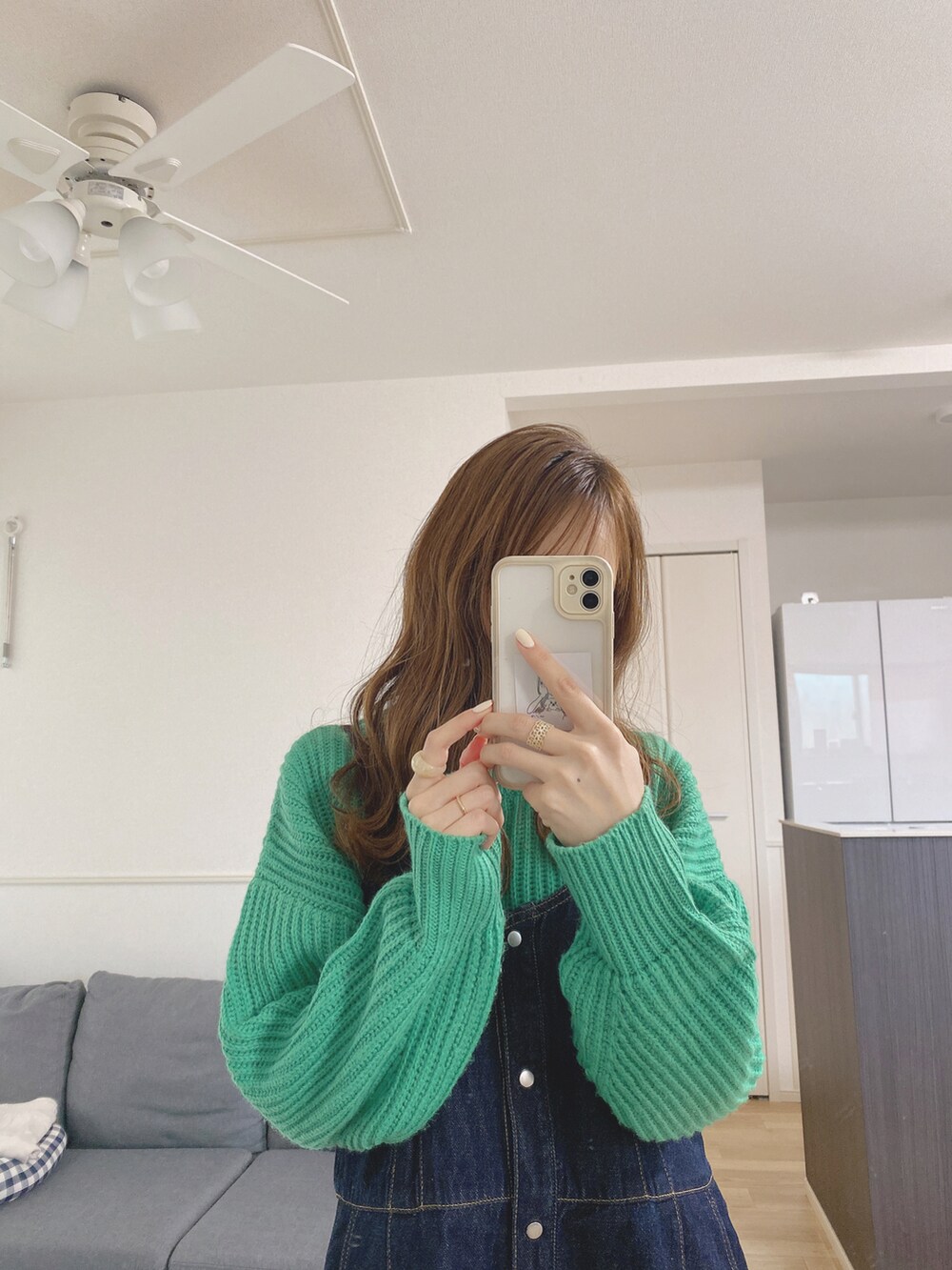 ブルー系のワンピース、ベージュ系のその他を着用したレディースの秋コーディネートの2枚目の写真