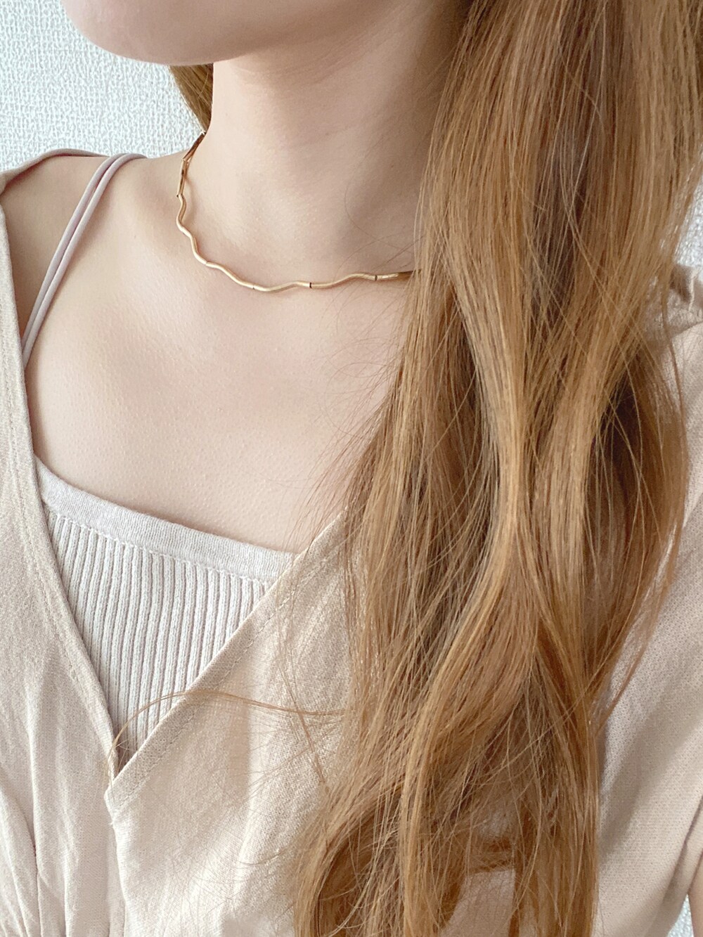 ホワイト系のキャミソール、ベージュ系のサンダル、ベージュ系のワンピースを着用したレディースの夏コーディネートの2枚目の写真