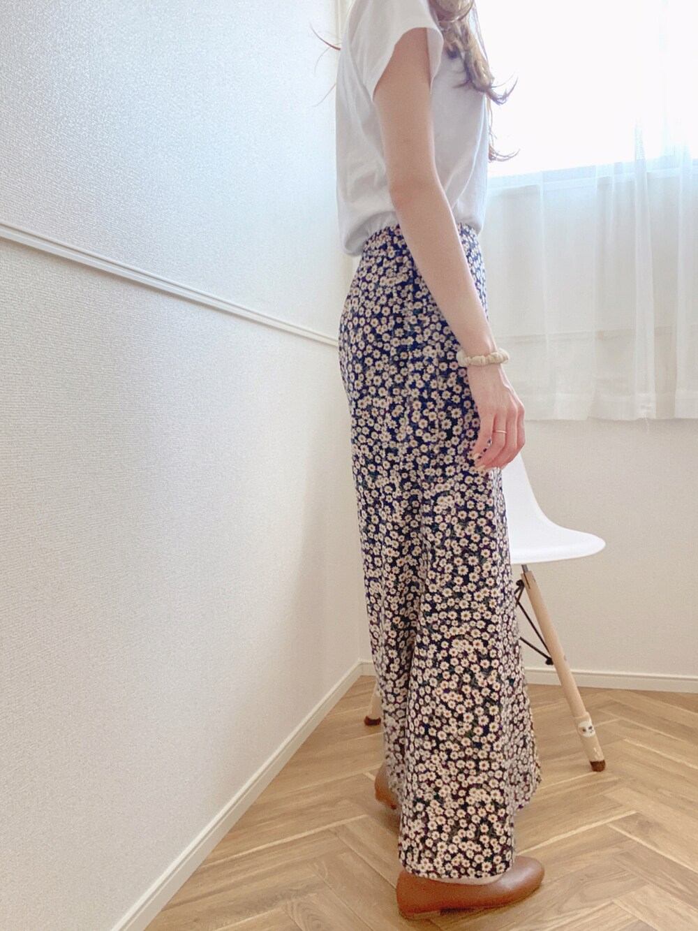 ブルー系のスカート、ホワイト系のTシャツ/カットソー、ブラック系のパンプスを着用したレディースの春コーディネートの3枚目の写真