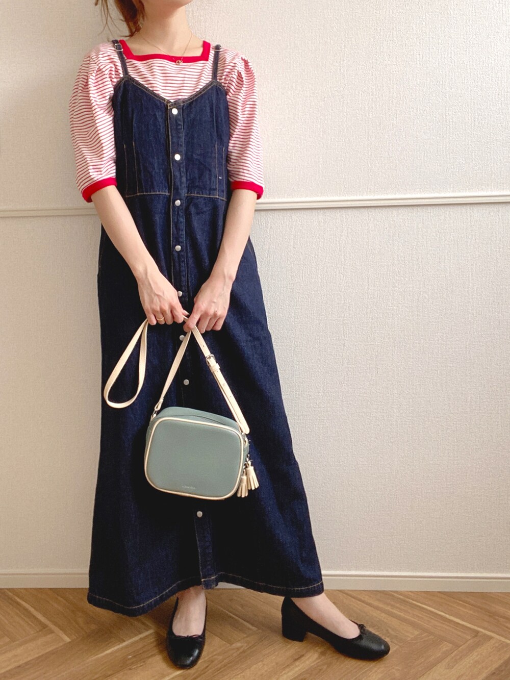 ブラック系のバレエシューズ、ブルー系のワンピース、レッド系のTシャツ/カットソーを着用したレディースの夏コーディネートの2枚目の写真