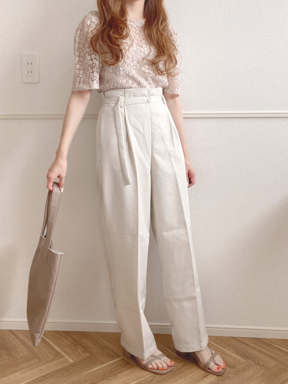 ベージュ系のTシャツ/カットソー、ホワイト系のその他パンツ、ホワイト系のキャミソールを着用したレディースの夏コーディネートの3枚目の写真